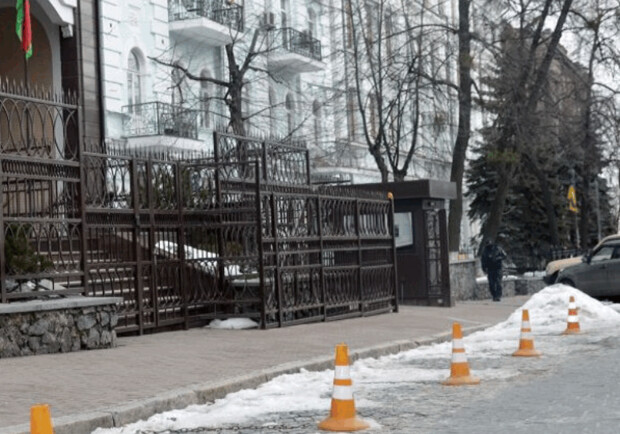 Біля посольства Білорусі прибрали паркувальні конуси. 