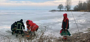 Во время рыбалки двое мужчин провалились под лед: вытащить смогли только одного