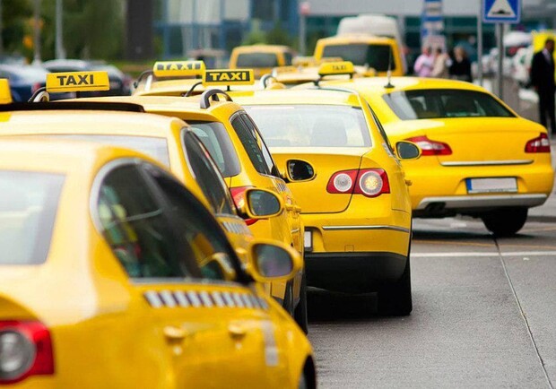 У Києві таксисти оголосили страйк та вимагають підняти тарифи. 