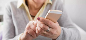 Как вакцинированным пенсионерам подать заявку на получение бесплатного смартфона