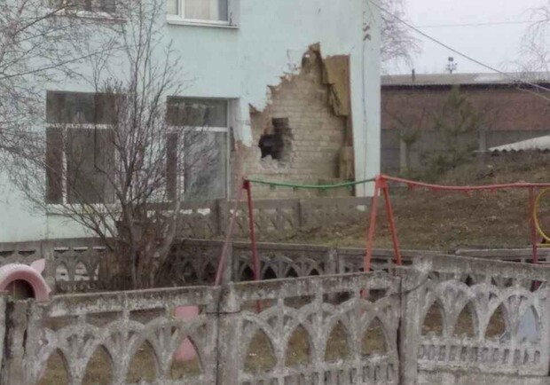 У Станиці Луганській під артобстріл потрапив дитячий садок: є постраждалі. 