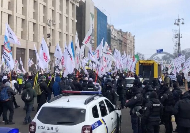 Участники акции протеста Save-ФОП перекрыли центр Киева. 