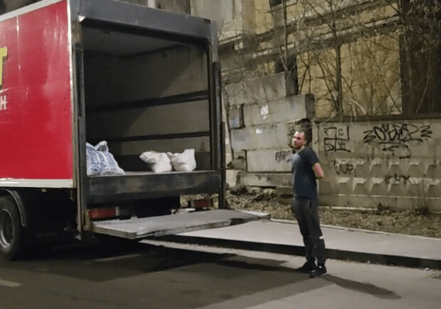 На ДВРЗ водій вантажівки "Велмарт" викидав сміття у лісі: що кажуть у компанії. 