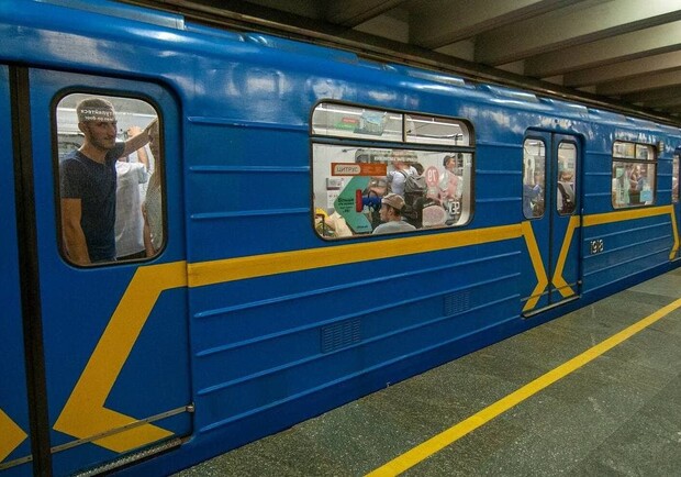 На "Харківській" у Києві пасажир метро погрожував іншому пасажирові пістолетом. 