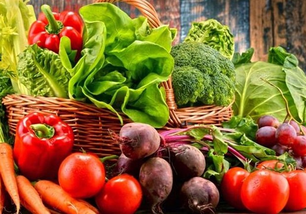 Украинцы заметили, что вместо овощей выгоднее покупать мясо и красную икру. 