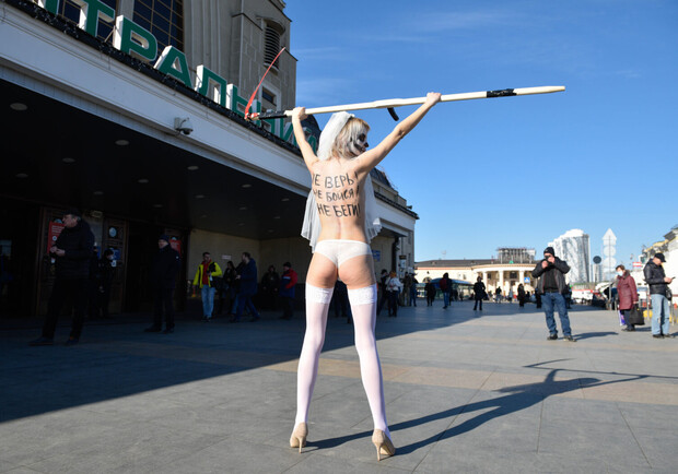 В Киеве полуголая активистка Femen с косой призывала не паниковать. 