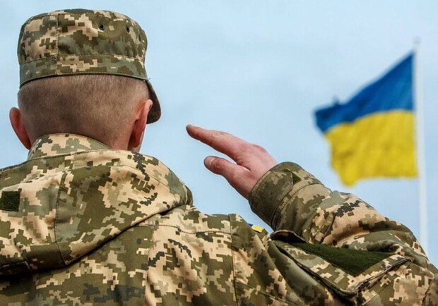 Возле военкомата на Чоколовке в Киеве выстроилась огромная очередь. 