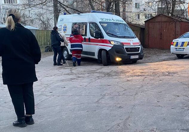 У Києві із вікна багатоповерхівки випав 13-річний хлопчик. 