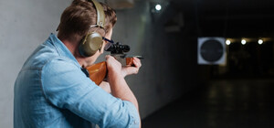 Жителі Києва масово скуповують патрони та бронежилети