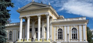 Одесский музей передал украинской армии деньги, собранные для амфор