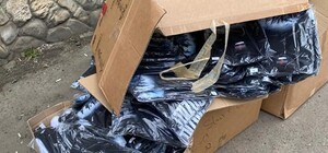 Везли під виглядом гуманітарної допомоги: львівські митники вилучили 30 ящиків брендового одягу