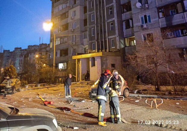 Киевляне помогли коммунальщикам убрать последствия взрыва во дворе высотки. 