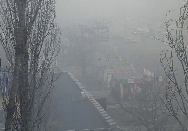 Киев накрыл густой смог и запах гари 