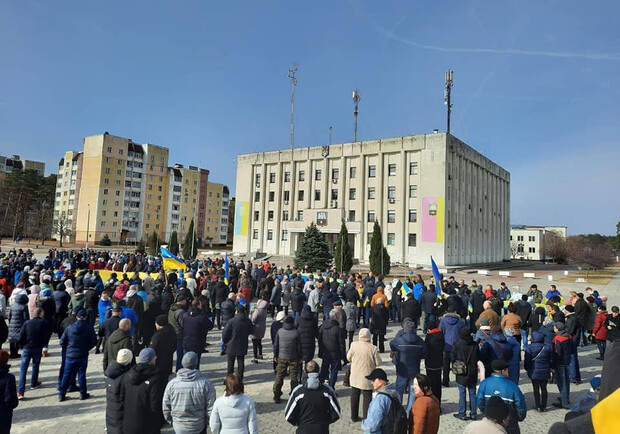 Російські війська увійшли до Славутича: жителі вийшли на мітинг проти окупантів. 