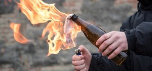 Подросток во время тревоги бросил бутылку с горючей смесью в бомбоубежище