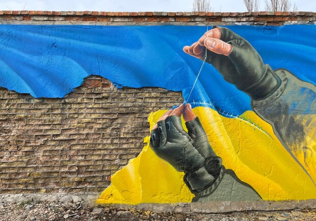 У Києві з'явився новий мурал із українським прапором 