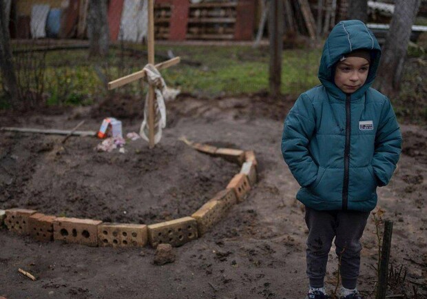 Фото мальчика у могилы мамы в Буче поразило мир. 