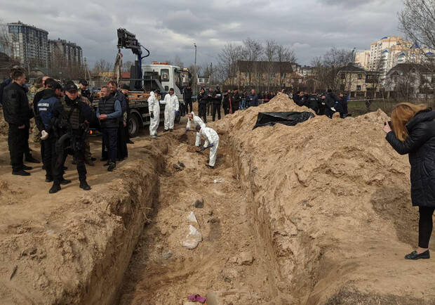 В Буче началась эксгумация тел из братской могилы: часть уже осмотрели. 