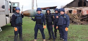 Под Харьковом саперы под обстрелами обезвредили 500-килограммовую авиабомбу (фото, видео)