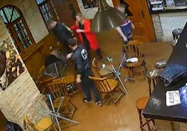 В Испании россияне избили бармена-украинца из-за фразы "Слава Украине". 