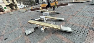 Багатостраждальні гойдалки на Грецькій продовжують руйнуватися