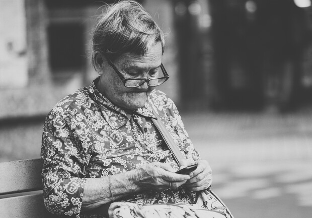 Українцям пропонують допомогти літнім людям мобільними телефонами - фото: Joseph Chan/Unsplash