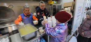 Безкоштовно: біля залізничного вокзалу у Львові відкрили мобільну кухню з обідами для переселенців