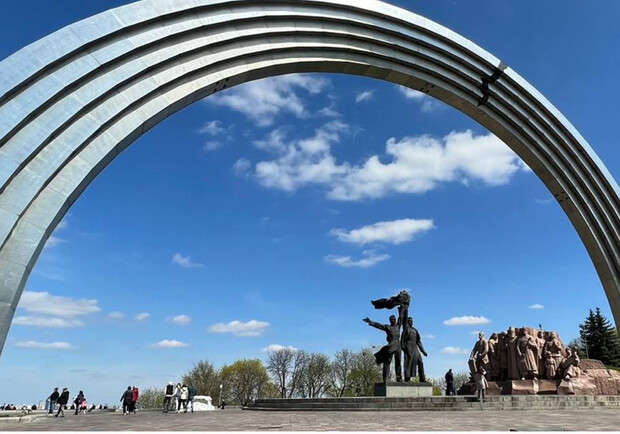 В Киеве демонтируют скульптуру двух рабочих под Аркой Дружбы народов. 