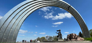 В Киеве демонтируют скульптуру двух рабочих под Аркой Дружбы народов