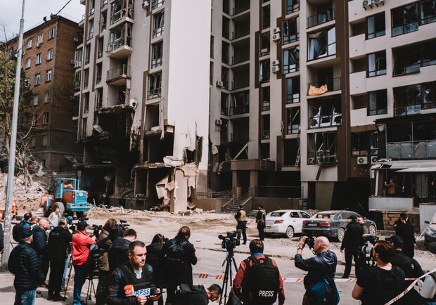 У Києві затримали людей, які посилали росіянам фото зруйнованого будинку - Фото: Diana Popovych