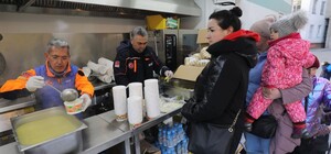 На Сихові турецькі кухарі готують безкоштовну їжу для переселенців