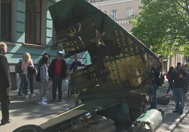 У центрі Києва з'явився збитий російський літак - фото: facebook.com/StratcomCentreUA