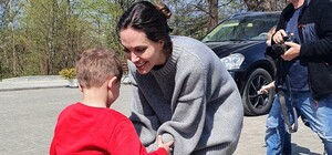 Анджеліна Джолі відвідала дітей-переселенців у бориславському реабілітаційному центрі — фото