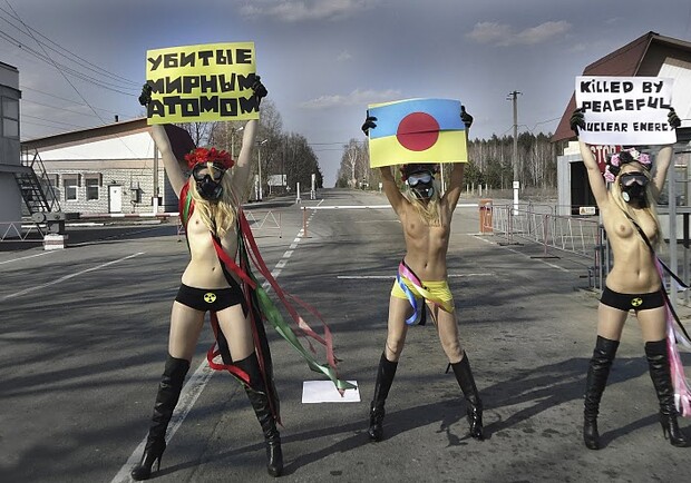 Красотки из  FEMEN показали стриптиз около Чернобыля. Фото Matteo Ferrari с сайта femen.livejournal.com.