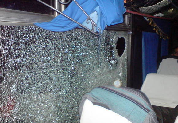 В атобус бросили камень размером с мужской кулак. Фото: http://shakhtar.com