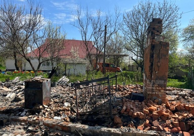 На Київщині окупанти вбили мирного мешканця та з танка розстріляли його будинок. 