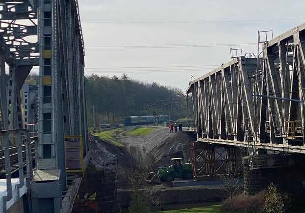 "Укрзалізниця" відновила залізничний міст через річку Ірпінь 