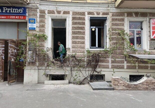В Шевченковском районе Киева застройщики уничтожают историческое здание. 