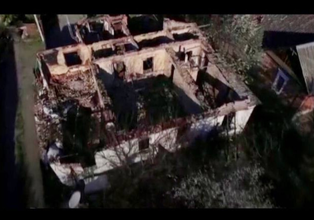 В Ірпені російський снаряд зруйнував будинок пенсіонерки, в якому вона жила 40 років. 