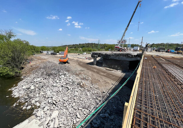 Рух відбудованим мостом у Стоянці під Києвом відкриють наприкінці травня. 