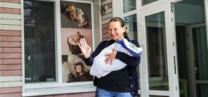 На війні втратила маму, брата, чоловіка: у Запоріжжі з пологового будинку зустріли дружину загиблого 