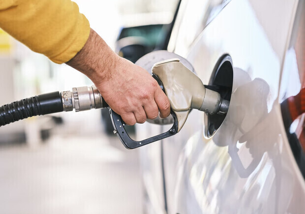 Скільки коштує паливо на автозаправках у Києві та області. 