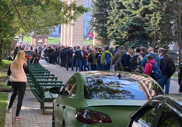 В центре Киева за новой маркой "Укрпочты" выстроилась огромная очередь 