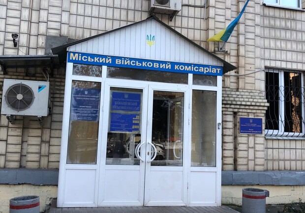 Повестки в военкомат начали вручать в Киеве на входе в метро. 