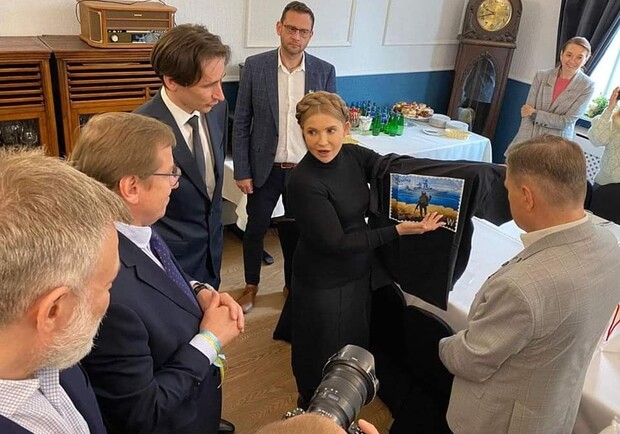 Тимошенко подарувала полякам "підробну" футболку з російським кораблем. 
