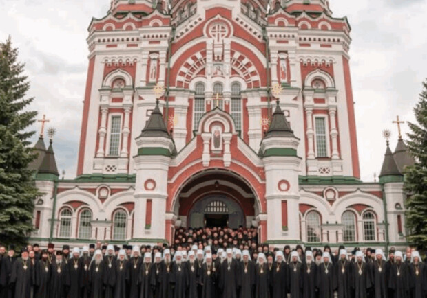 Украинская православная церковь объявила о независимости от Московского патриархата. 