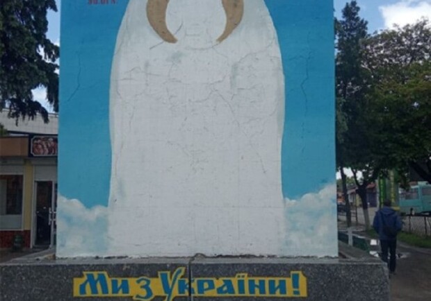 В Боярке под Киевом постамент памятника Ленину превратили в арт-объект на тему войны. 