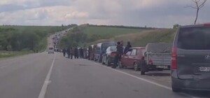 На блокпосту в Васильевке остаются заблокированными сотни автомобилей