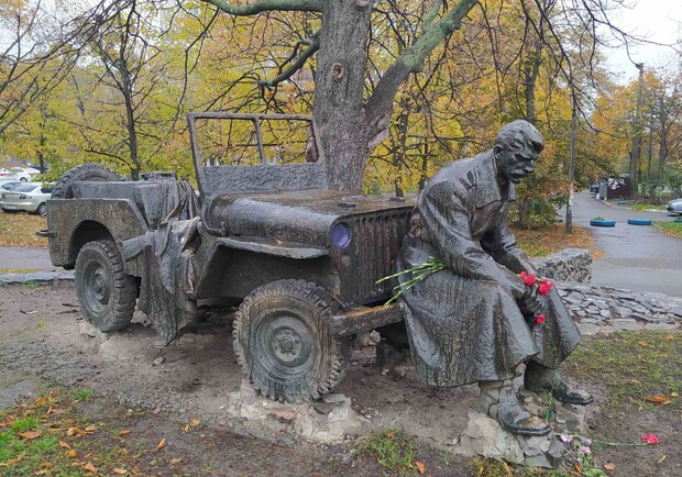 В Киеве есть памятник, посвященный ленд-лизу: где он находится. 