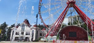 В харьковском парке Горького убирают последствия российских обстрелов (фото)